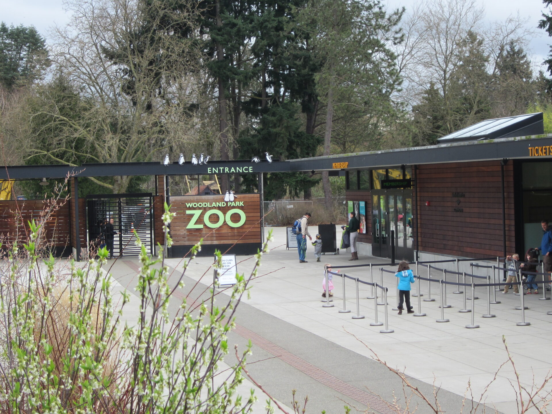 File:Woodland Park Zoo Entrance.JPG - Wikimedia Commons